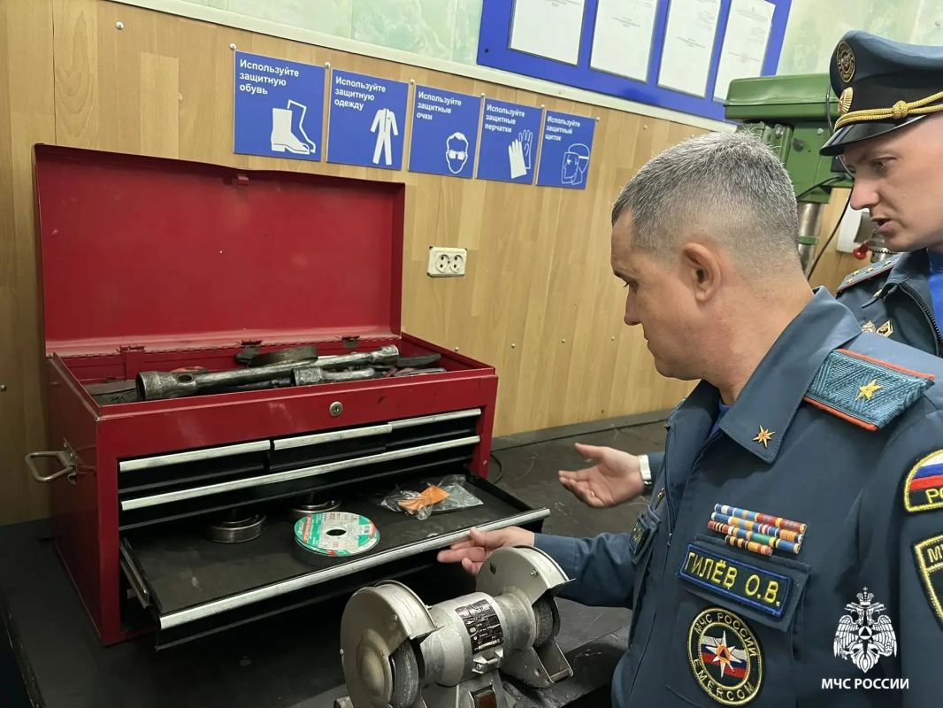 Совместные усилия ради безопасности: итоги рабочей поездки начальника Главного управления МЧС России по ЯНАО в ТаркоСале» Совместные усилия ради безопасности: итоги рабочей поездки начальника Главного управления МЧС России по ЯНАО в ТаркоСале»