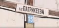 Они не теряли оптимизма — терпеливо ждали переезда, но фундамент первым решил покинуть дом