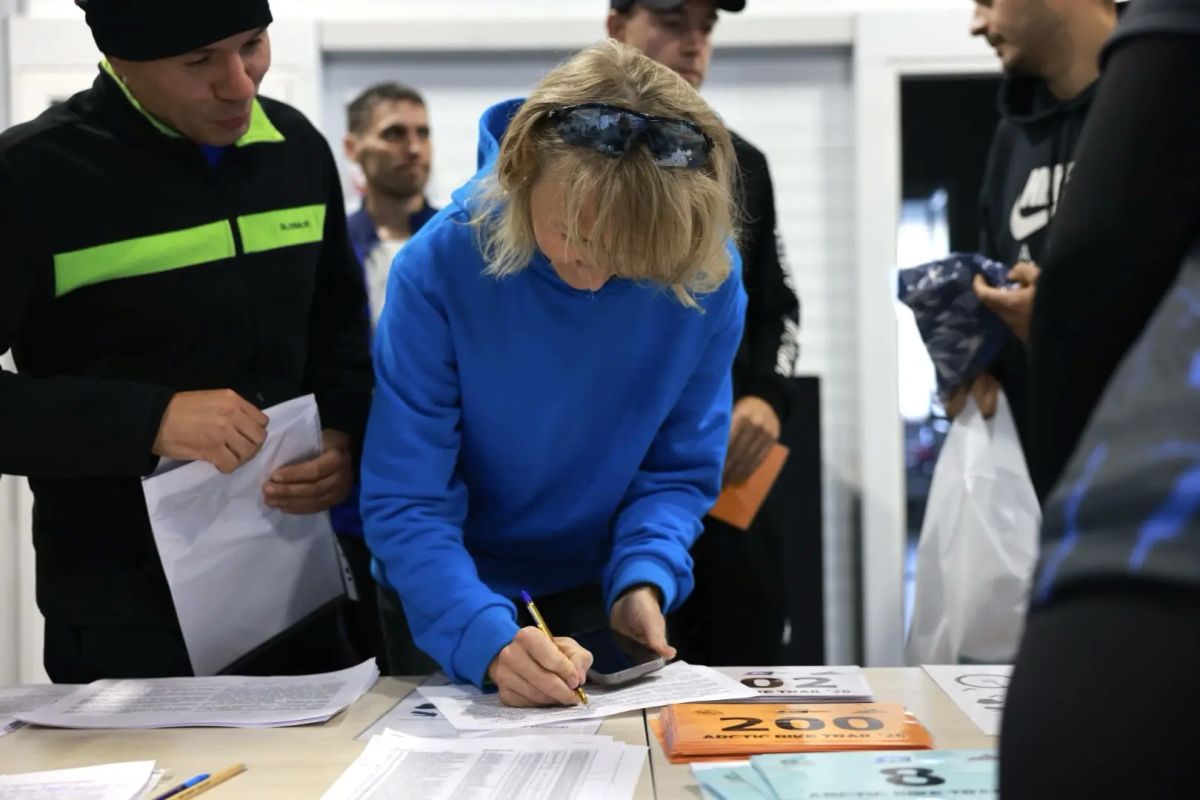 Спортсмены Арктической велогонки готовятся к старту Спортсмены Арктической велогонки готовятся к старту