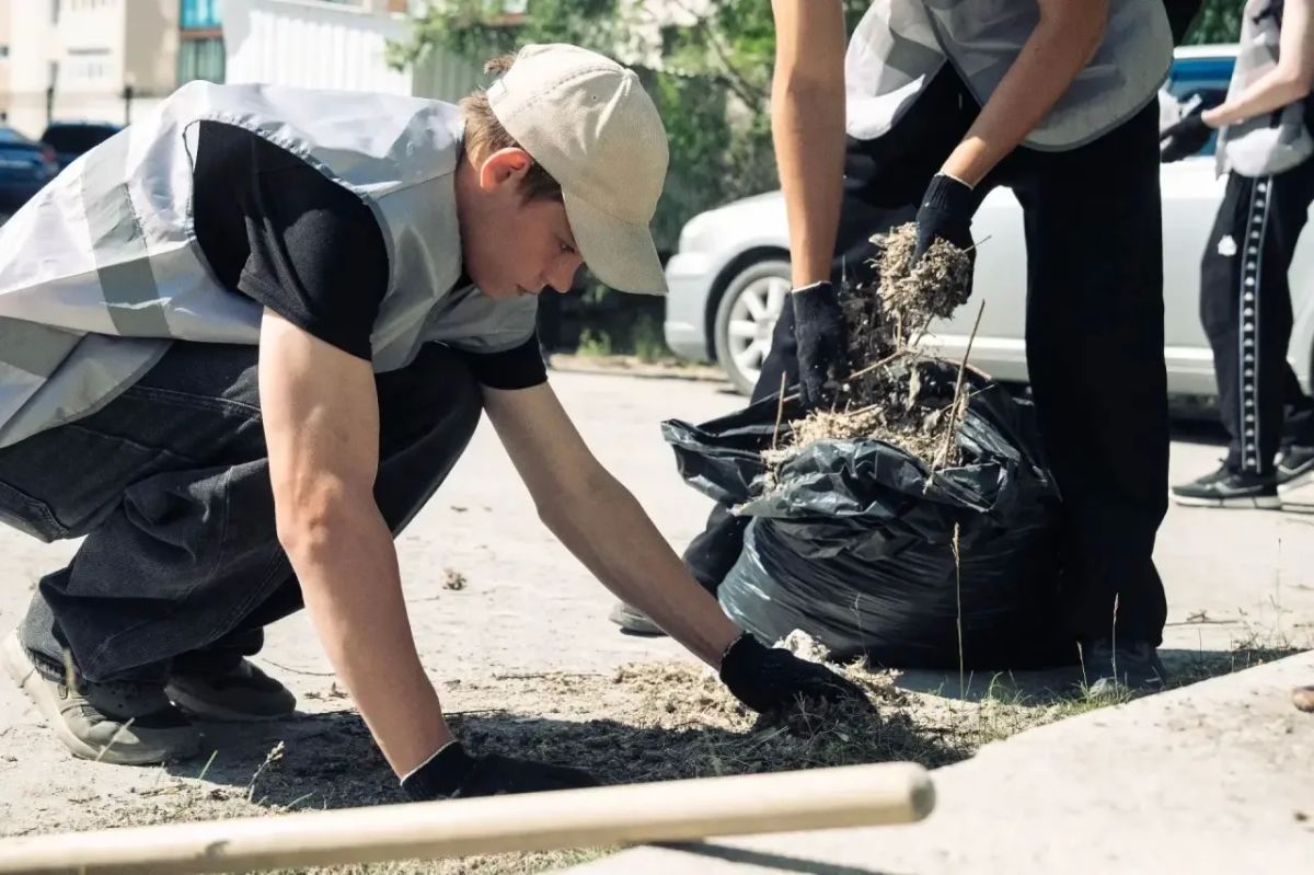 На страже порядка. На благо Нового Уренгоя в настоящее время работают 145 участников III смены трудовых отрядов главы города На страже порядка. На благо Нового Уренгоя в настоящее время работают 145 участников III смены трудовых отрядов главы города