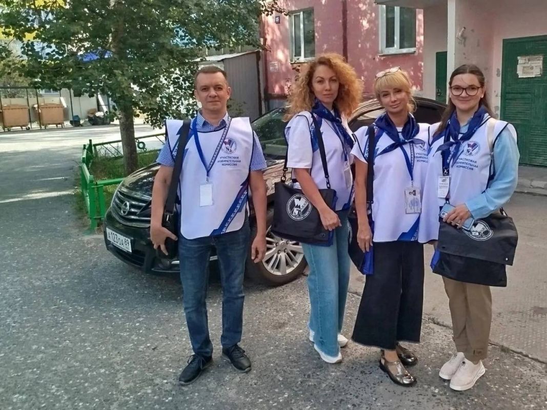 Члены участковых избирательных комиссий лично общаются с ноябрянами и рассказывают о предстоящих выборах Члены участковых избирательных комиссий лично общаются с ноябрянами и рассказывают о предстоящих выборах