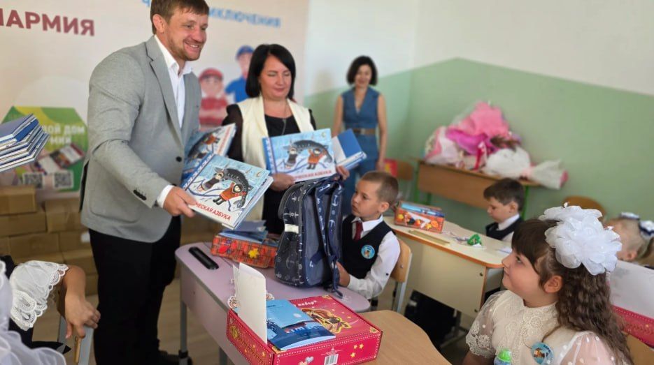 Первоклассникам Волновахи вручили школьные наборы