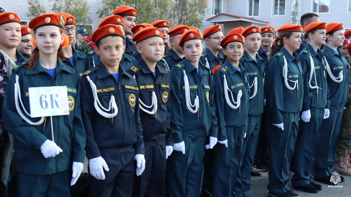 Салехард: сотрудники МЧС России приняли участие в праздновании Дня знаний Салехард: сотрудники МЧС России приняли участие в праздновании Дня знаний