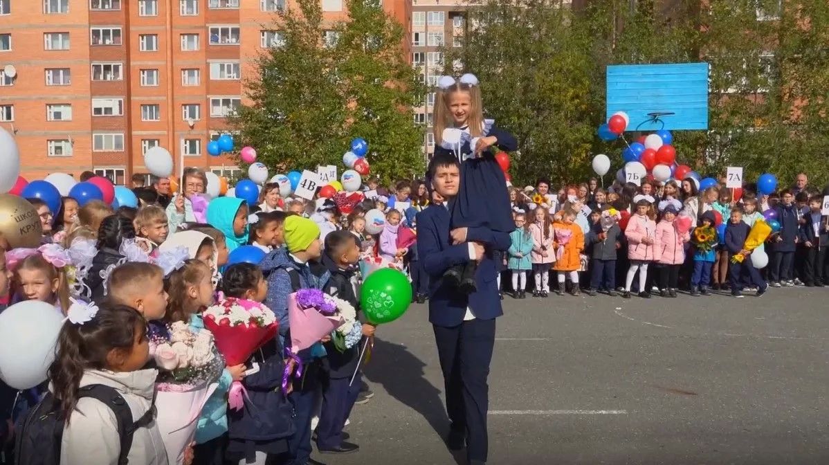 С Днём знаний, Ямал. Сегодня по всему округу звучат первые звонки, и за школьные парты садятся тысячи юных северян, включая 6,5 тысяч первоклассников С Днём знаний, Ямал. Сегодня по всему округу звучат первые звонки, и за школьные парты садятся тысячи юных северян, включая 6,5 тысяч первоклассников