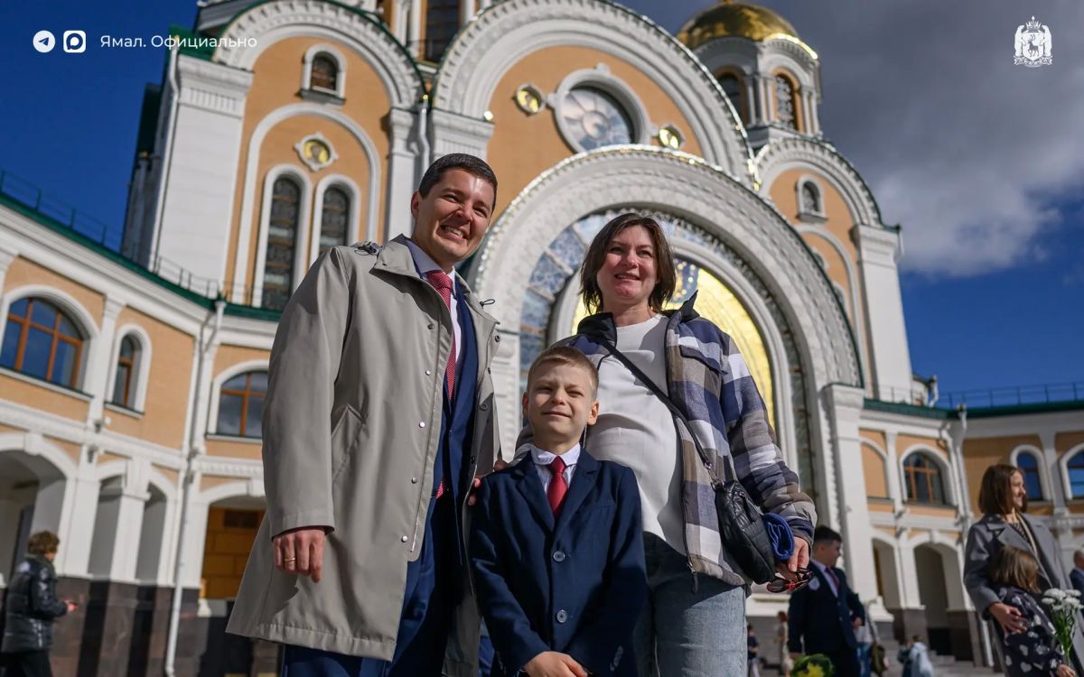 Дмитрий Артюхов посетил линейку в Обдорской гимназии Салехарда Дмитрий Артюхов посетил линейку в Обдорской гимназии Салехарда