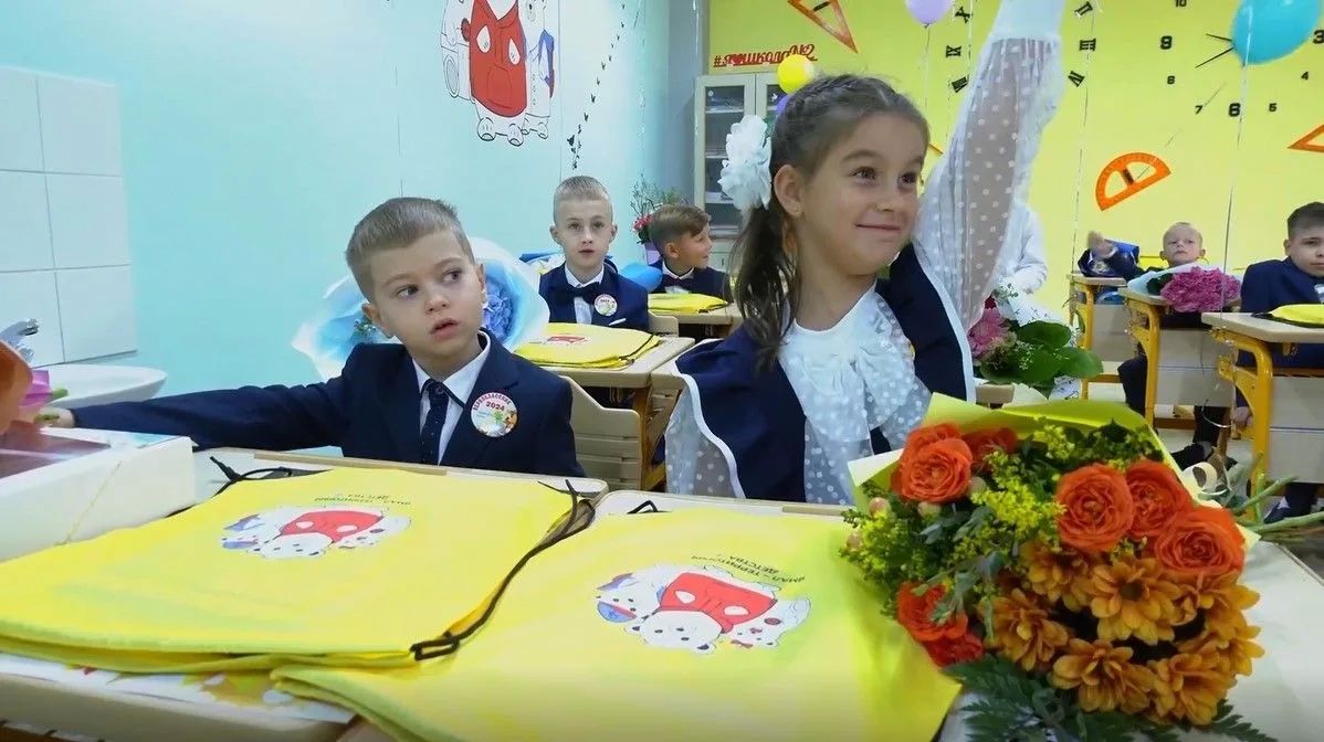 С Днём знаний, Ямал. Сегодня по всему округу звучат первые звонки, и за школьные парты садятся тысячи юных северян, включая 6,5 тысяч первоклассников С Днём знаний, Ямал. Сегодня по всему округу звучат первые звонки, и за школьные парты садятся тысячи юных северян, включая 6,5 тысяч первоклассников