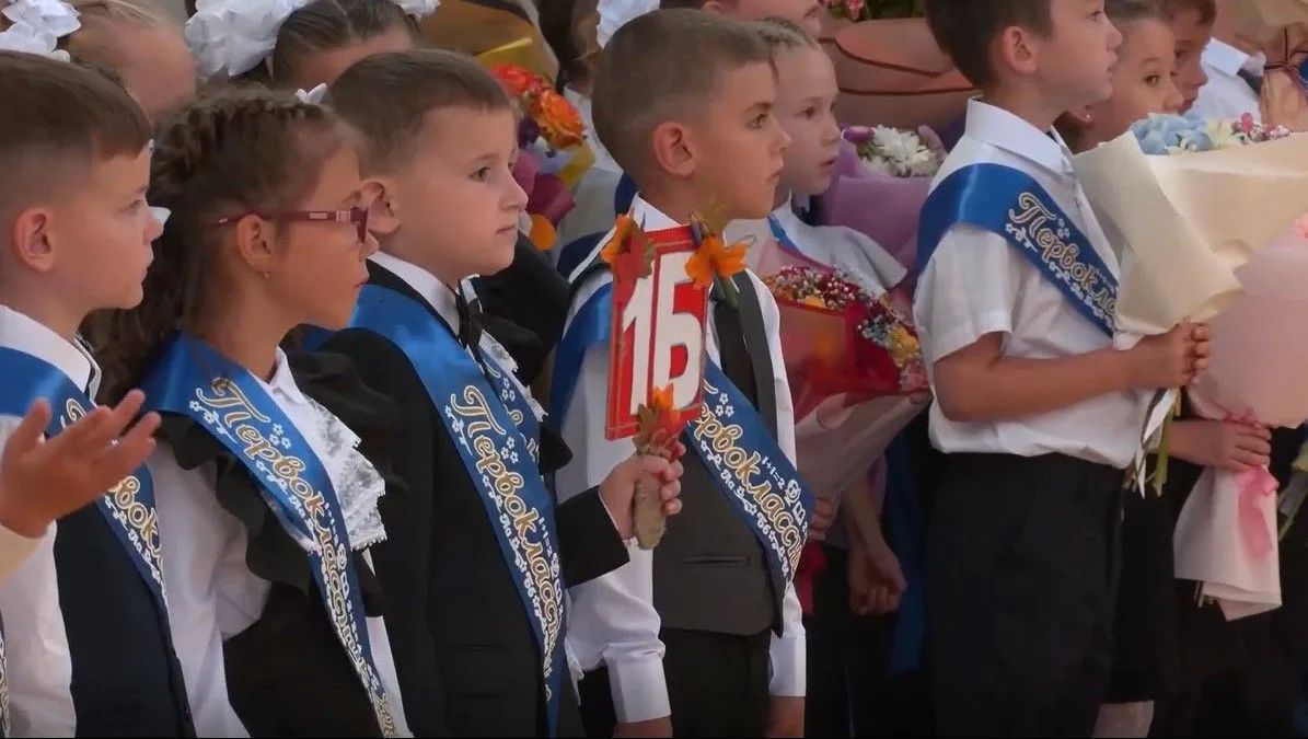 С Днём знаний, Ямал. Сегодня по всему округу звучат первые звонки, и за школьные парты садятся тысячи юных северян, включая 6,5 тысяч первоклассников С Днём знаний, Ямал. Сегодня по всему округу звучат первые звонки, и за школьные парты садятся тысячи юных северян, включая 6,5 тысяч первоклассников