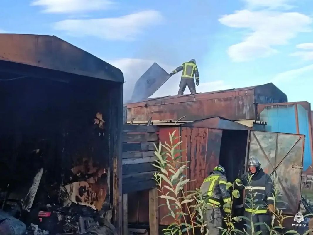 Эвакуировано 16 газовых баллонов и 4 канистры с топливом Эвакуировано 16 газовых баллонов и 4 канистры с топливом