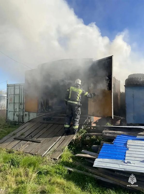 П О Ж А Р. В 14:33 на центральный пункт пожарной связи 5го пожарноспасательного отряда поступило сообщение о возгорании гаражей в районе Судорембаза П О Ж А Р. В 14:33 на центральный пункт пожарной связи 5го пожарноспасательного отряда поступило сообщение о возгорании гаражей в районе Судорембаза