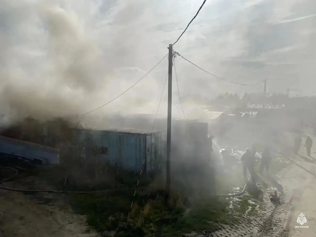 В Лабытнанги загорелись гаражи в районе Судорембаза В Лабытнанги загорелись гаражи в районе Судорембаза