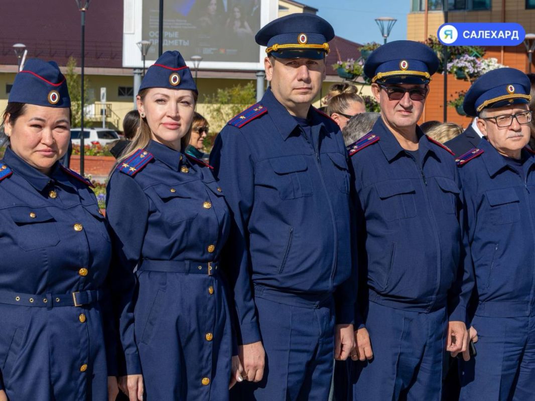 В Салехарде почтили память жертв терроризма В Салехарде почтили память жертв терроризма