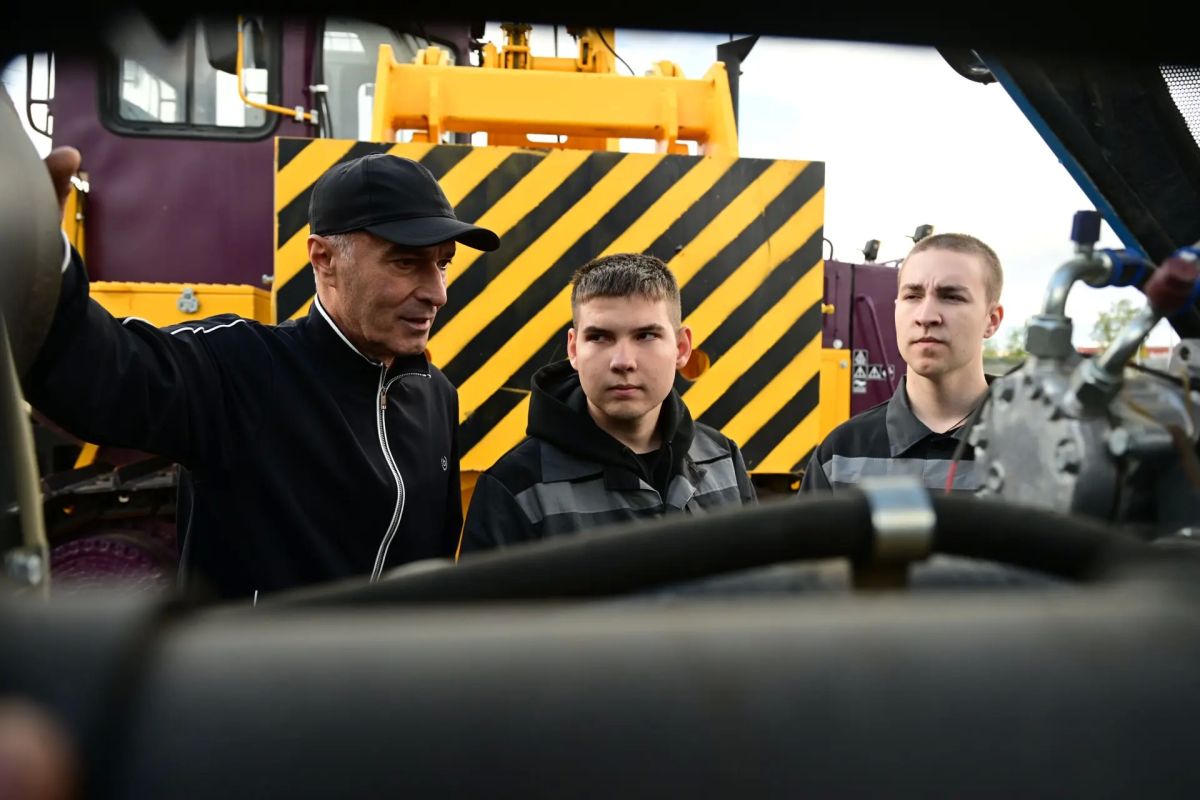 Дмитрий Артюхов: Вместе с Дмитрием Николаевичем Кобылкиным открыли в Новом Уренгое первый на Ямале полигон подготовки специалистов по управлению спецтехникой — часть нашего большого кластера ТЭК Дмитрий Артюхов: Вместе с Дмитрием Николаевичем Кобылкиным открыли в Новом Уренгое первый на Ямале полигон подготовки специалистов по управлению спецтехникой — часть нашего большого кластера ТЭК