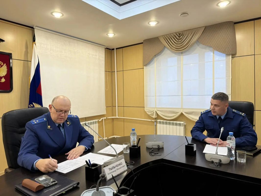 Исполняющий обязанности прокурора автономного округа Александр Тыльченко провел личный прием населения по вопросам защиты прав детей Исполняющий обязанности прокурора автономного округа Александр Тыльченко провел личный прием населения по вопросам защиты прав детей
