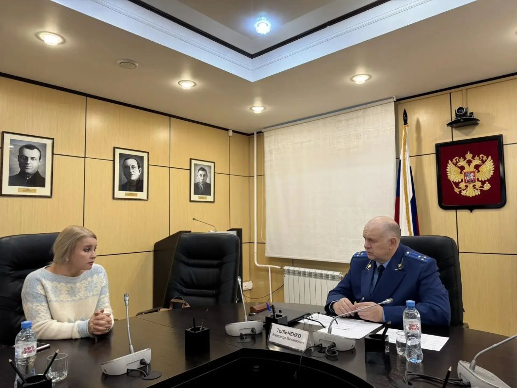 Исполняющий обязанности прокурора автономного округа Александр Тыльченко провел личный прием населения по вопросам защиты прав детей Исполняющий обязанности прокурора автономного округа Александр Тыльченко провел личный прием населения по вопросам защиты прав детей
