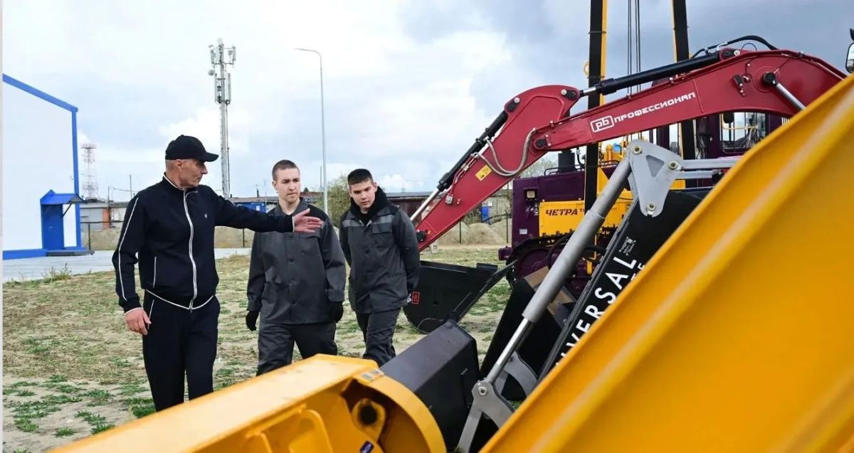 В Новом Уренгое открыли первый на Ямале полигон спецтехники В Новом Уренгое открыли первый на Ямале полигон спецтехники