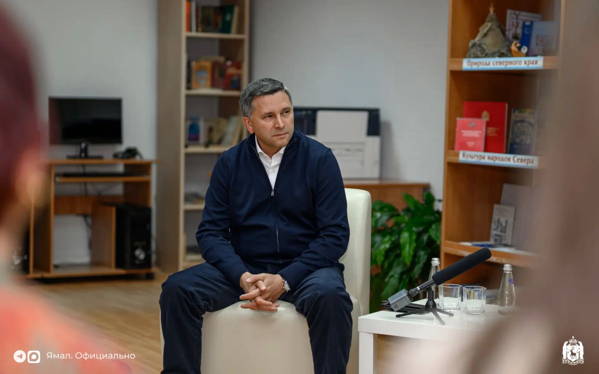 Дмитрий Артюхов и Дмитрий Кобылкин посетили новоуренгойскую гимназию и пообщались с педагогами Дмитрий Артюхов и Дмитрий Кобылкин посетили новоуренгойскую гимназию и пообщались с педагогами