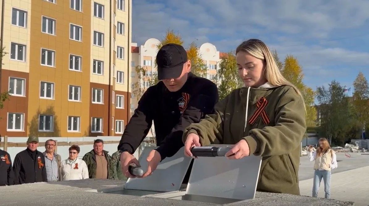 В Салехарде на площади Победы заложили капсулы с фронтовой землей В Салехарде на площади Победы заложили капсулы с фронтовой землей