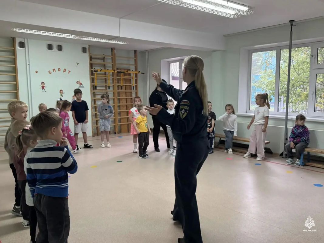 Члены Молодёжного совета МЧС России города Ноябрьск провели познавательную встречу с воспитанниками детского сада «Ласточка» Члены Молодёжного совета МЧС России города Ноябрьск провели познавательную встречу с воспитанниками детского сада «Ласточка»
