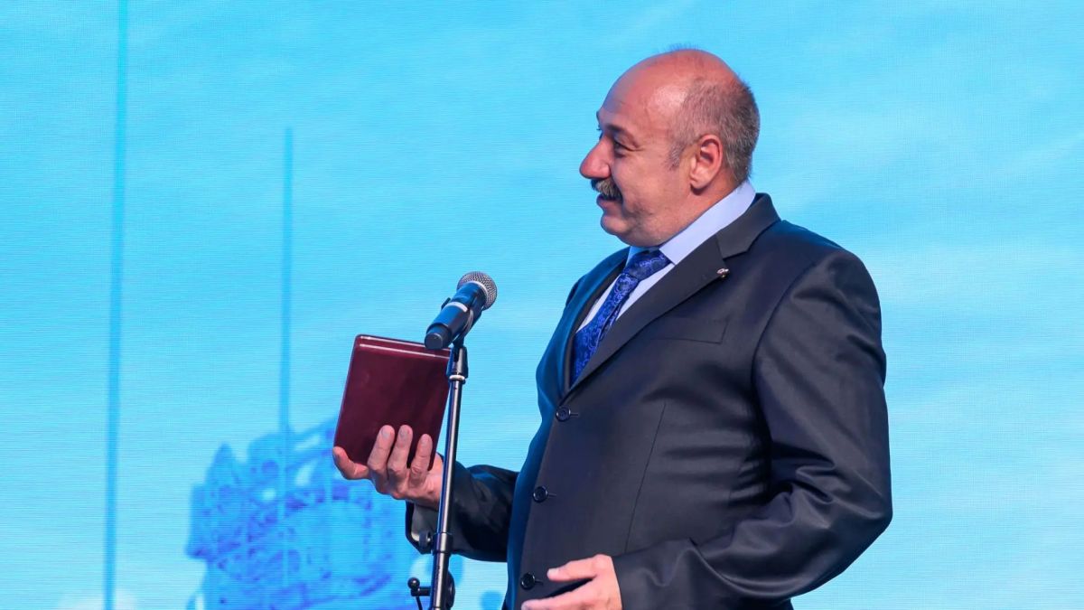 В Новом Уренгое вручили награды лучшим работникам нефтегазовой отрасли Ямала В Новом Уренгое вручили награды лучшим работникам нефтегазовой отрасли Ямала
