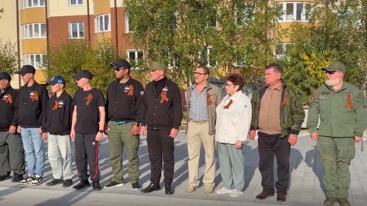 В Салехарде на площади Победы заложили капсулы с фронтовой землей В Салехарде на площади Победы заложили капсулы с фронтовой землей