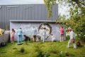 Светлый доверчивый взгляд, микрофон и белые розы – уголок памяти в День рождения Юрия Шатунова появился в Тюмени