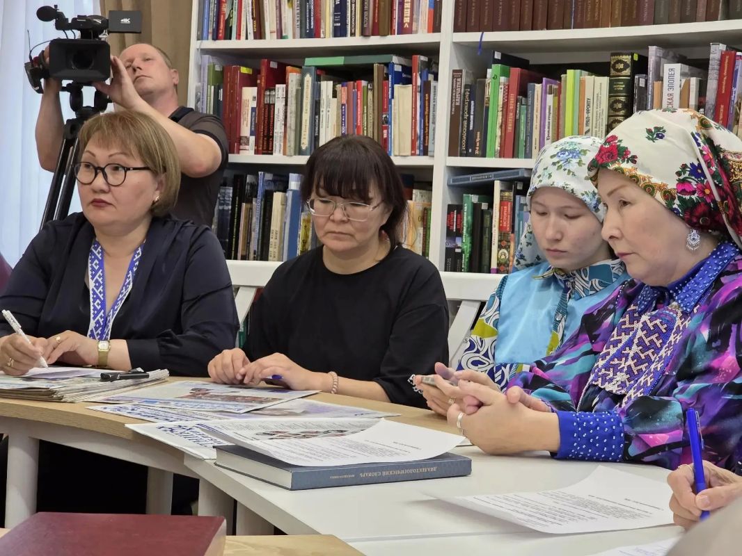 8 сентября в стенах библиотеке «Наследие» состоялся круглый стол, посвящённый судьбе языков коренных малочисленных народов Севера 8 сентября в стенах библиотеке «Наследие» состоялся круглый стол, посвящённый судьбе языков коренных малочисленных народов Севера
