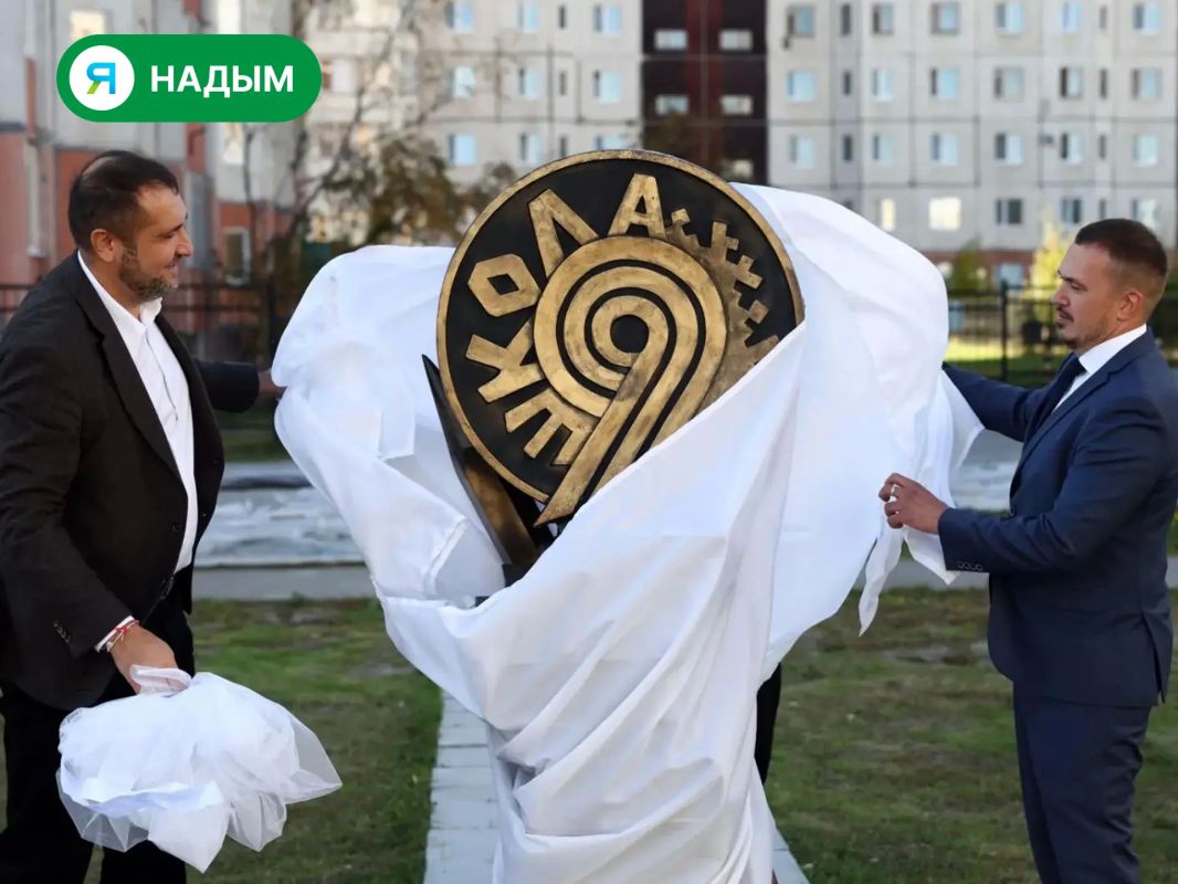 В школе №9 г. Надым открыли памятную стелу В школе №9 г. Надым открыли памятную стелу