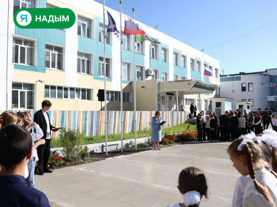 В школе №9 г. Надым открыли памятную стелу В школе №9 г. Надым открыли памятную стелу