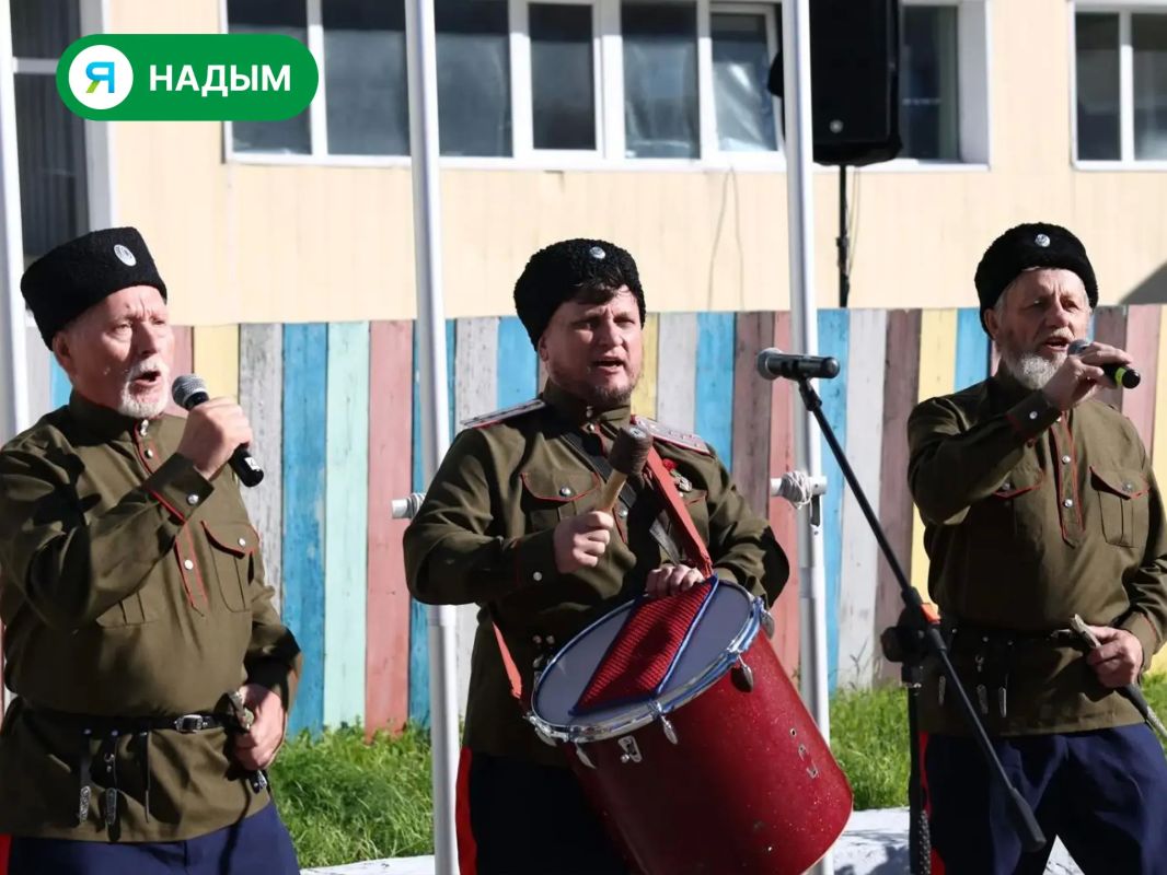 В школе №9 г. Надым открыли памятную стелу В школе №9 г. Надым открыли памятную стелу