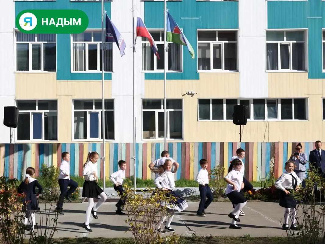 В школе №9 г. Надым открыли памятную стелу В школе №9 г. Надым открыли памятную стелу