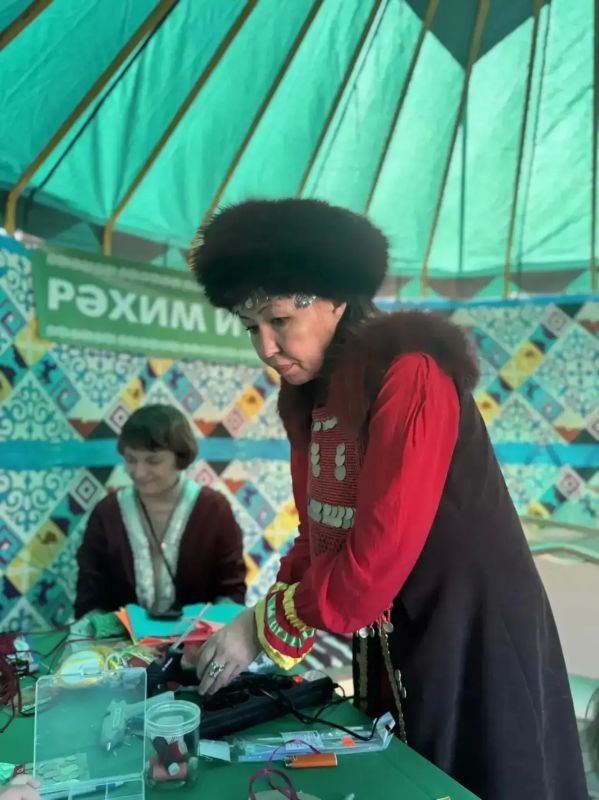 Как делают кружево на коклюшках? Что такое верховая набойка по ткани XVII века? И можно ли самому попробовать поработать с оленьей шкурой? Всё это сегодня можно увидеть и попробовать у «Млечного пути» Как делают кружево на коклюшках? Что такое верховая набойка по ткани XVII века? И можно ли самому попробовать поработать с оленьей шкурой? Всё это сегодня можно увидеть и попробовать у «Млечного пути»