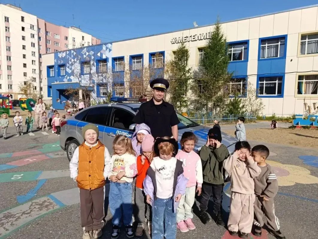 В Новом Уренгое сотрудники Госавтоинспекции провели мероприятие для воспитанников детского сада «Метелица» В Новом Уренгое сотрудники Госавтоинспекции провели мероприятие для воспитанников детского сада «Метелица»