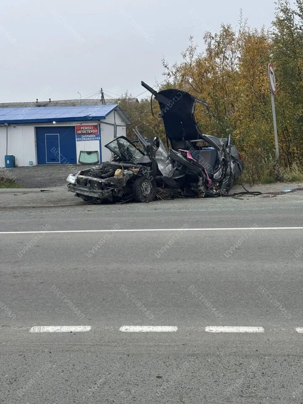 В Салехарде машина врезалась в столб — трое в больнице В Салехарде машина врезалась в столб — трое в больнице