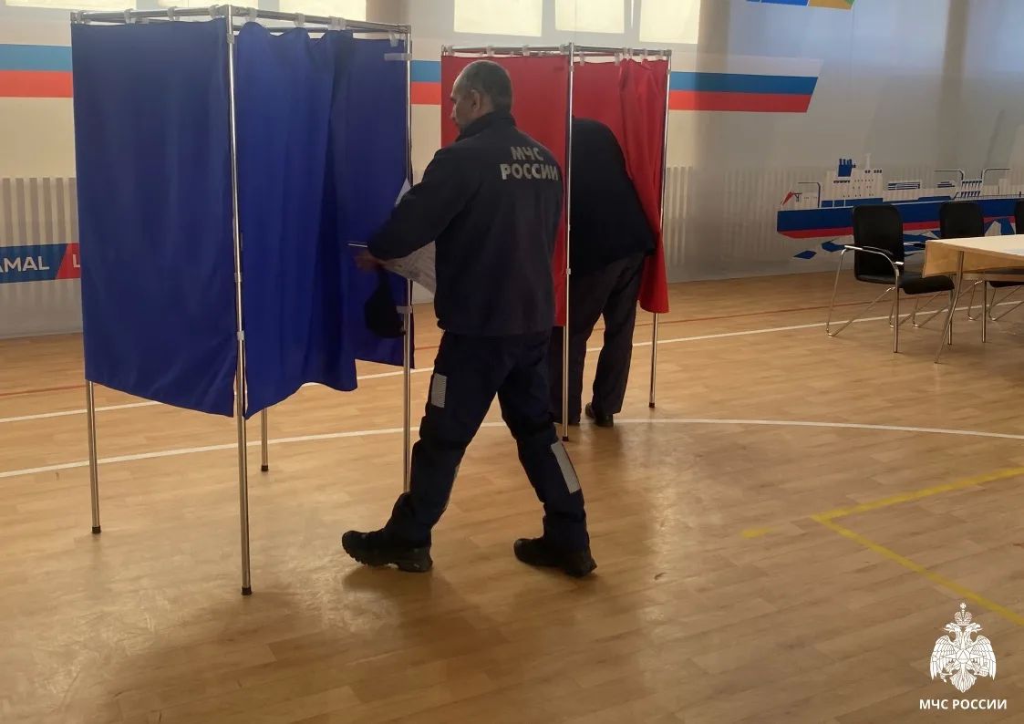 Спасатели Арктического комплексного аварийно-спасательного центра приняли участие в досрочном голосовании Спасатели Арктического комплексного аварийно-спасательного центра приняли участие в досрочном голосовании