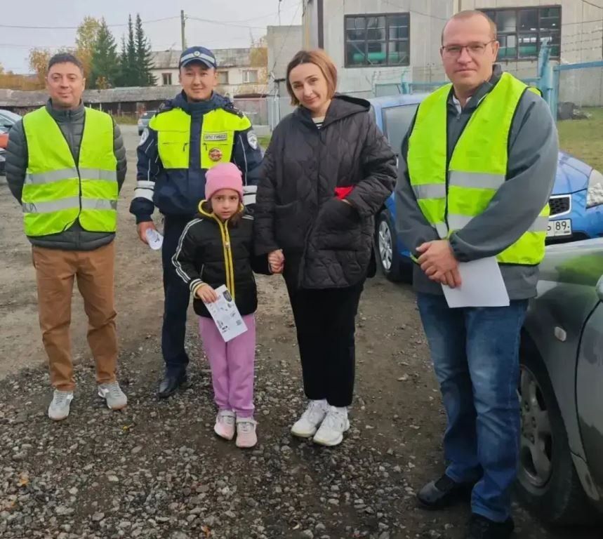 Госавтоинспекция Салехарда и родительский патруль провели акцию по безопасности дорожного движения для пешеходов