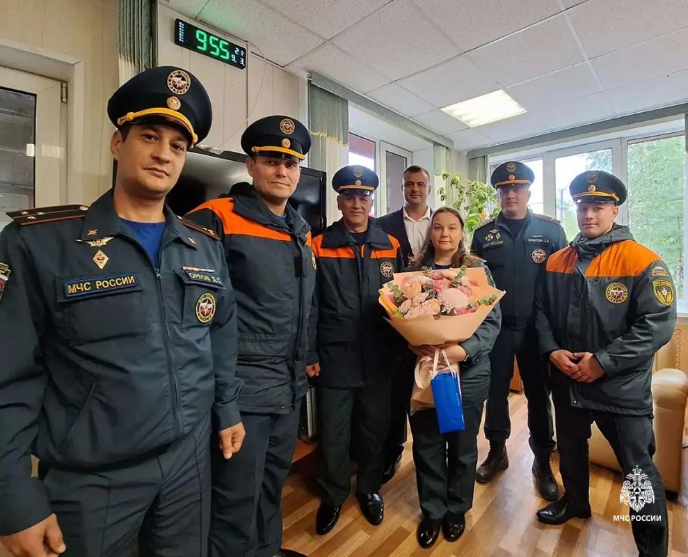 На фасаде третьей пожарноспасательной части города Надым состоялись торжественные проводы на заслуженный отдых прапорщика внутренней службы Веры Александровны Коваленко — диспетчера центрального пункта пожарной связи службы... На фасаде третьей пожарноспасательной части города Надым состоялись торжественные проводы на заслуженный отдых прапорщика внутренней службы Веры Александровны Коваленко — диспетчера центрального пункта пожарной связи службы...