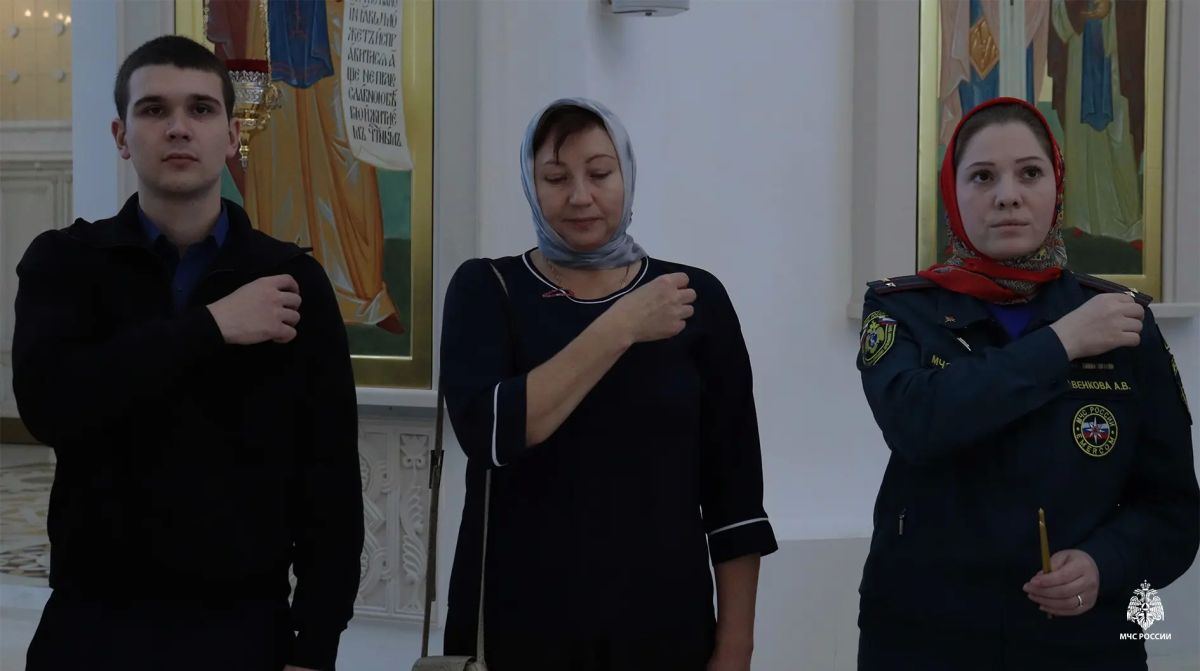 Под небесным покровом: в главном храме Арктики спасатели Ямала помолились перед иконой «Неопалимая купина» Под небесным покровом: в главном храме Арктики спасатели Ямала помолились перед иконой «Неопалимая купина»