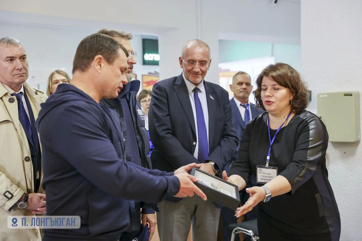 С депутатом Государственной думы РФ Дмитрием Погорелым, депутатом Законодательного собрания Ямала Игорем Герелишиным посетили наши южные поселки С депутатом Государственной думы РФ Дмитрием Погорелым, депутатом Законодательного собрания Ямала Игорем Герелишиным посетили наши южные поселки