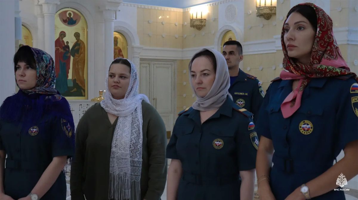 Под небесным покровом: в главном храме Арктики спасатели Ямала помолились перед иконой «Неопалимая купина» Под небесным покровом: в главном храме Арктики спасатели Ямала помолились перед иконой «Неопалимая купина»