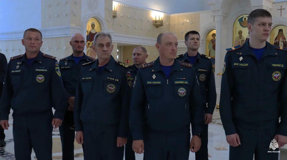 Под небесным покровом: в главном храме Арктики спасатели Ямала помолились перед иконой «Неопалимая купина» Под небесным покровом: в главном храме Арктики спасатели Ямала помолились перед иконой «Неопалимая купина»
