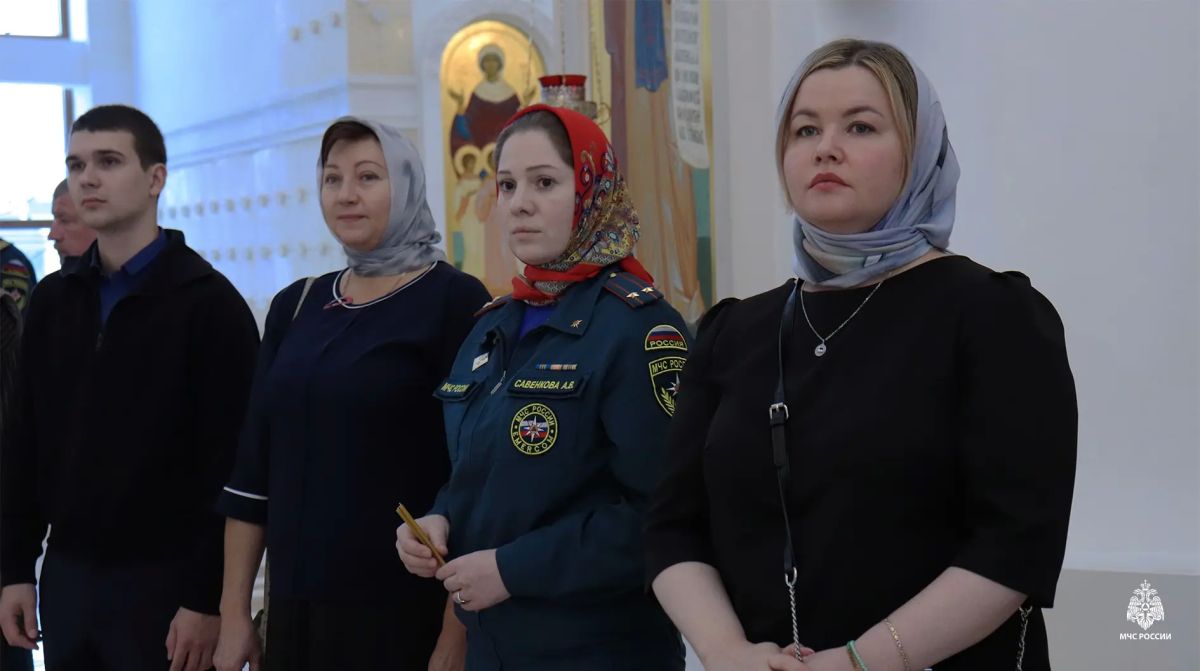Под небесным покровом: в главном храме Арктики спасатели Ямала помолились перед иконой «Неопалимая купина» Под небесным покровом: в главном храме Арктики спасатели Ямала помолились перед иконой «Неопалимая купина»