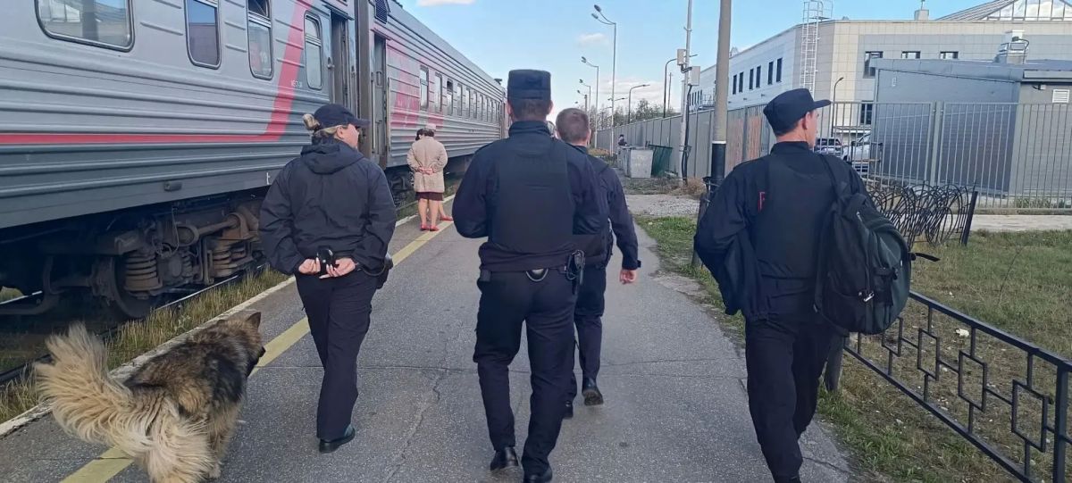 Дружинники новоуренгойского казачьего общества вместе с сотрудниками линейного отдела полиции обеспечивают порядок на железнодорожном вокзале Нового Уренгоя — крупнейшем транспортно-логистическом узле Ямала