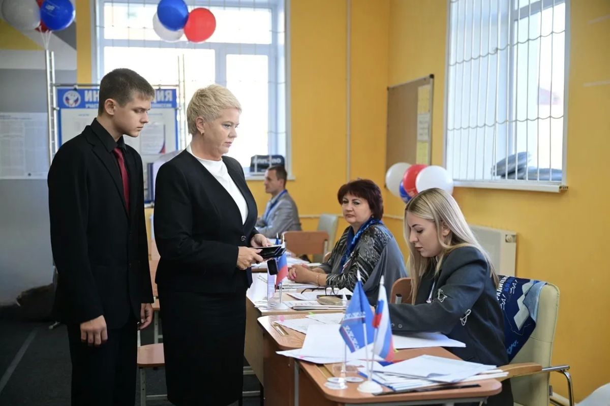 Выбираем будущее вместе. Председатель Думы Нового Уренгоя Полина Шумова проголосовала на выборах вместе с сыном Выбираем будущее вместе. Председатель Думы Нового Уренгоя Полина Шумова проголосовала на выборах вместе с сыном