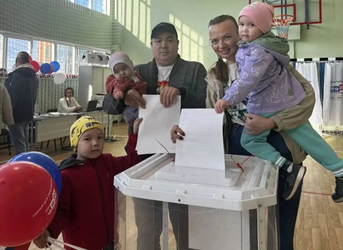 На избирательных участках Ноябрьска зафиксировано рекордное количество избирателей, которые пришли сюда всей семьёй На избирательных участках Ноябрьска зафиксировано рекордное количество избирателей, которые пришли сюда всей семьёй
