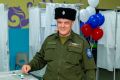 Атаман Салехардского казачьего общества Игорь Перетятко проголосовал на избирательном участке №1013, где обеспечивает правопорядок