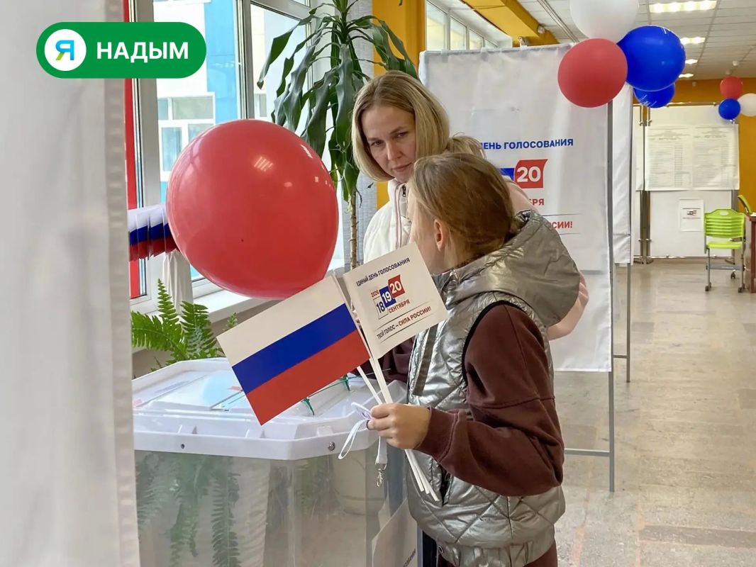 В дни голосования у взрослых нередко появляются маленькие спутники В дни голосования у взрослых нередко появляются маленькие спутники