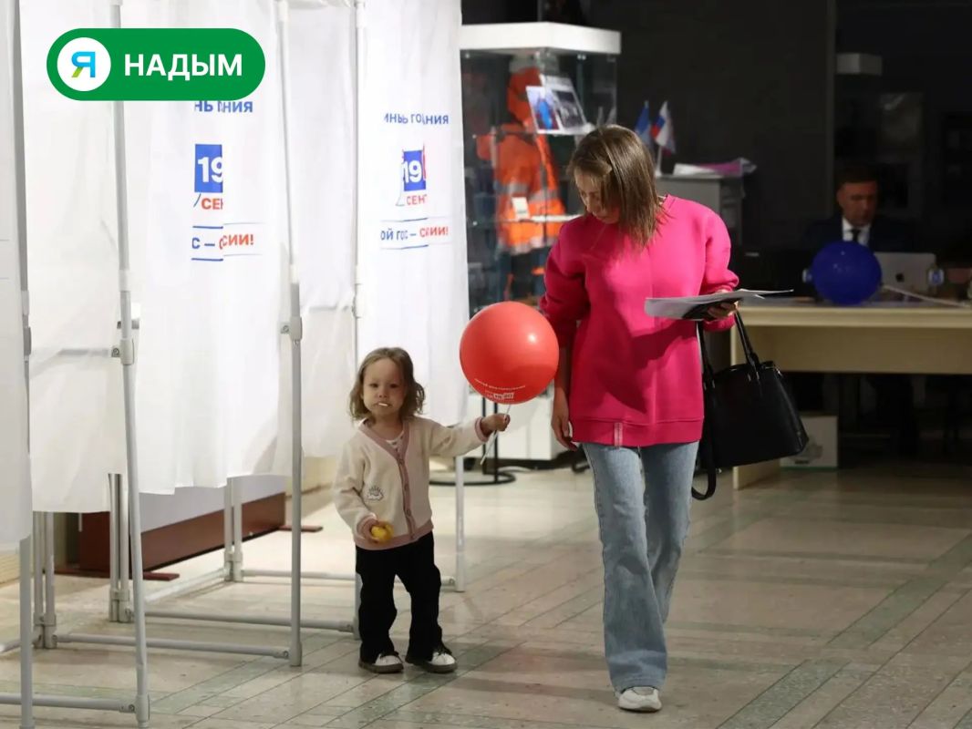В дни голосования у взрослых нередко появляются маленькие спутники В дни голосования у взрослых нередко появляются маленькие спутники