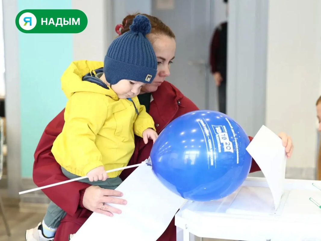 В дни голосования у взрослых нередко появляются маленькие спутники В дни голосования у взрослых нередко появляются маленькие спутники