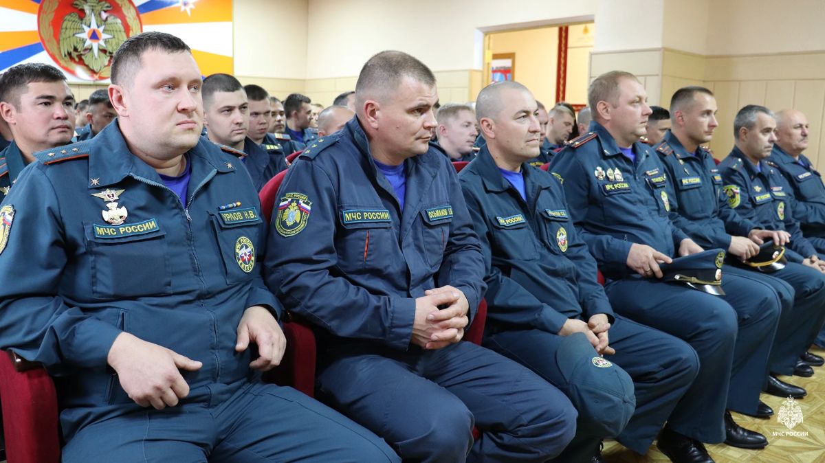 Начальник Главного управления МЧС России по ЯНАО провёл рабочую встречу с личным составом 1 ПСЧ Начальник Главного управления МЧС России по ЯНАО провёл рабочую встречу с личным составом 1 ПСЧ