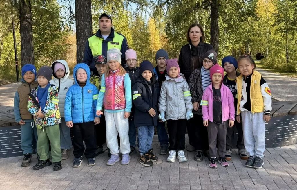 Надымские автоинспекторы организовали пешеходную экскурсию по дорожной безопасности для дошкольников Надымские автоинспекторы организовали пешеходную экскурсию по дорожной безопасности для дошкольников
